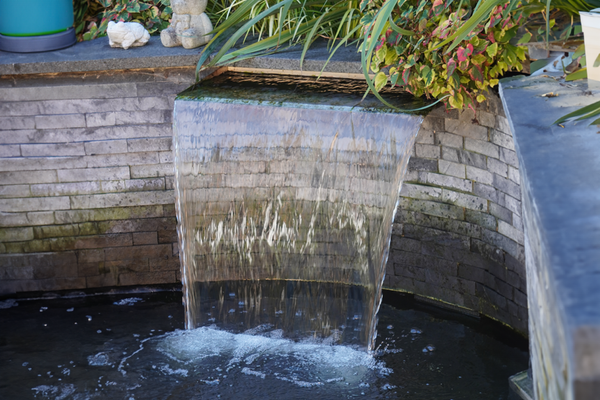 Perfecte waterval dankzij regelbare vijverpomp